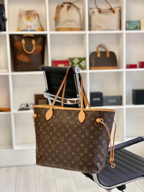 Like New Louis Vuitton Neverfull MM Monogram with Pouch